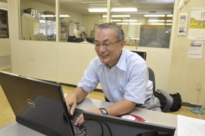 トロフィーと優勝カップ、楯のWINからのご挨拶